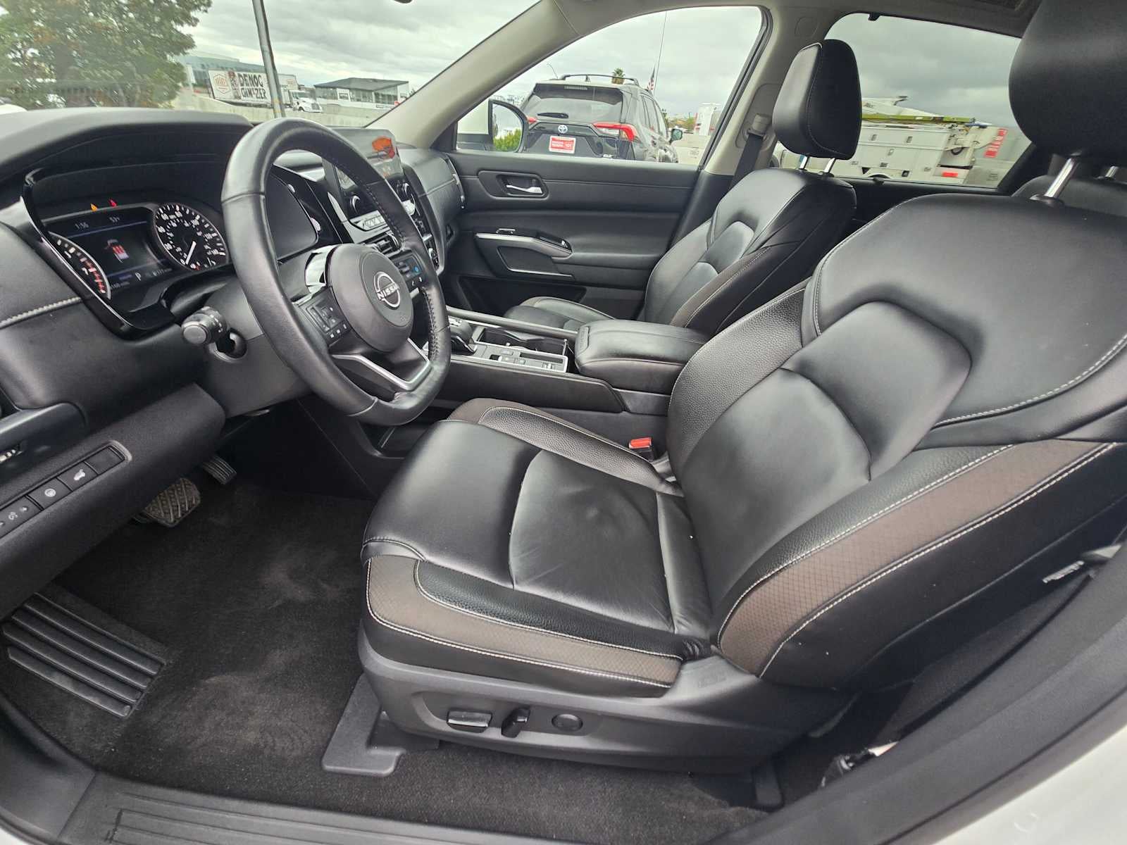 2023 Nissan Pathfinder SL