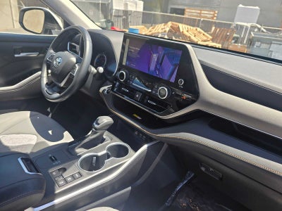 2023 Toyota Highlander Hybrid Bronze Edition