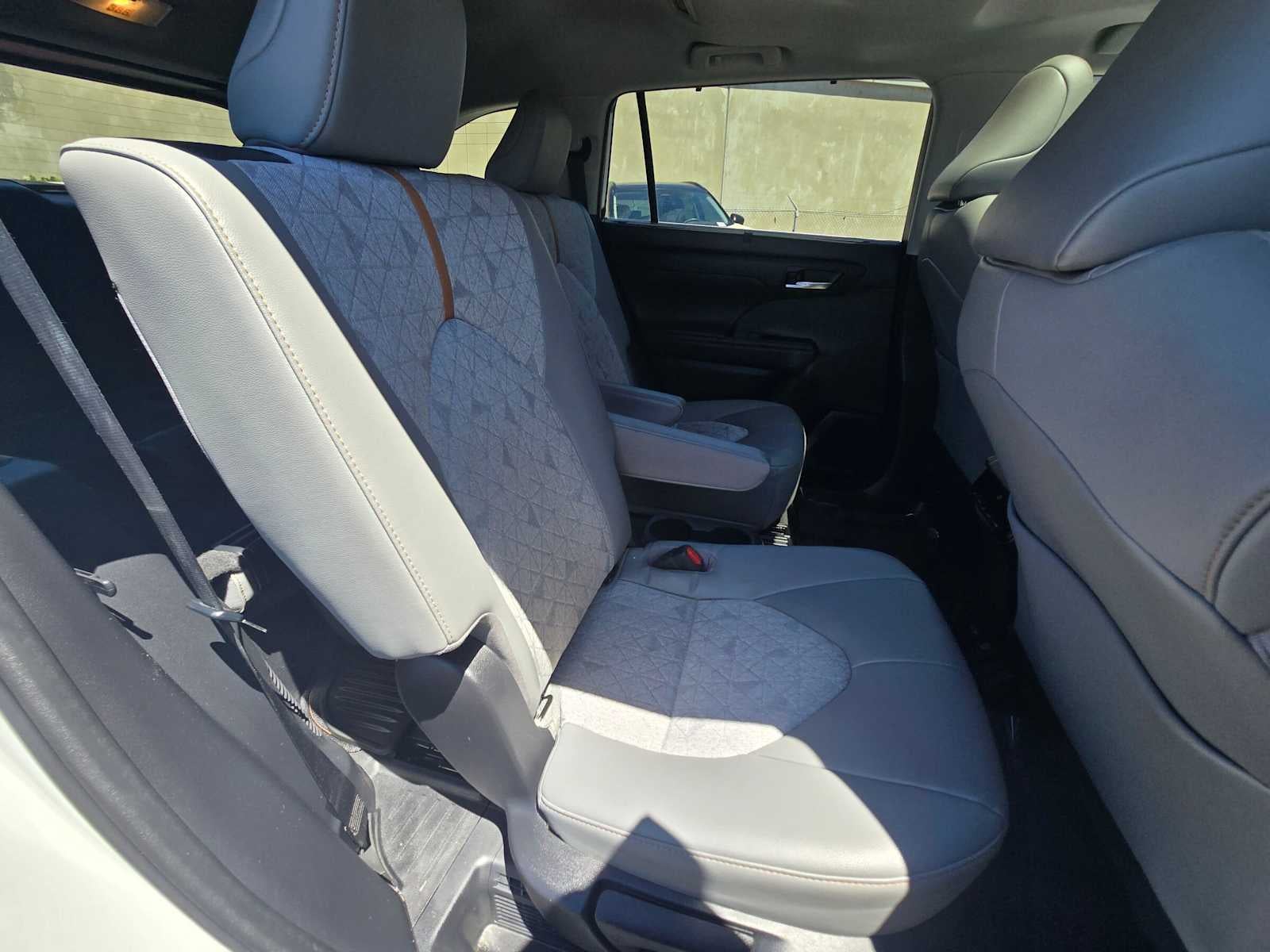 2023 Toyota Highlander Hybrid Bronze Edition