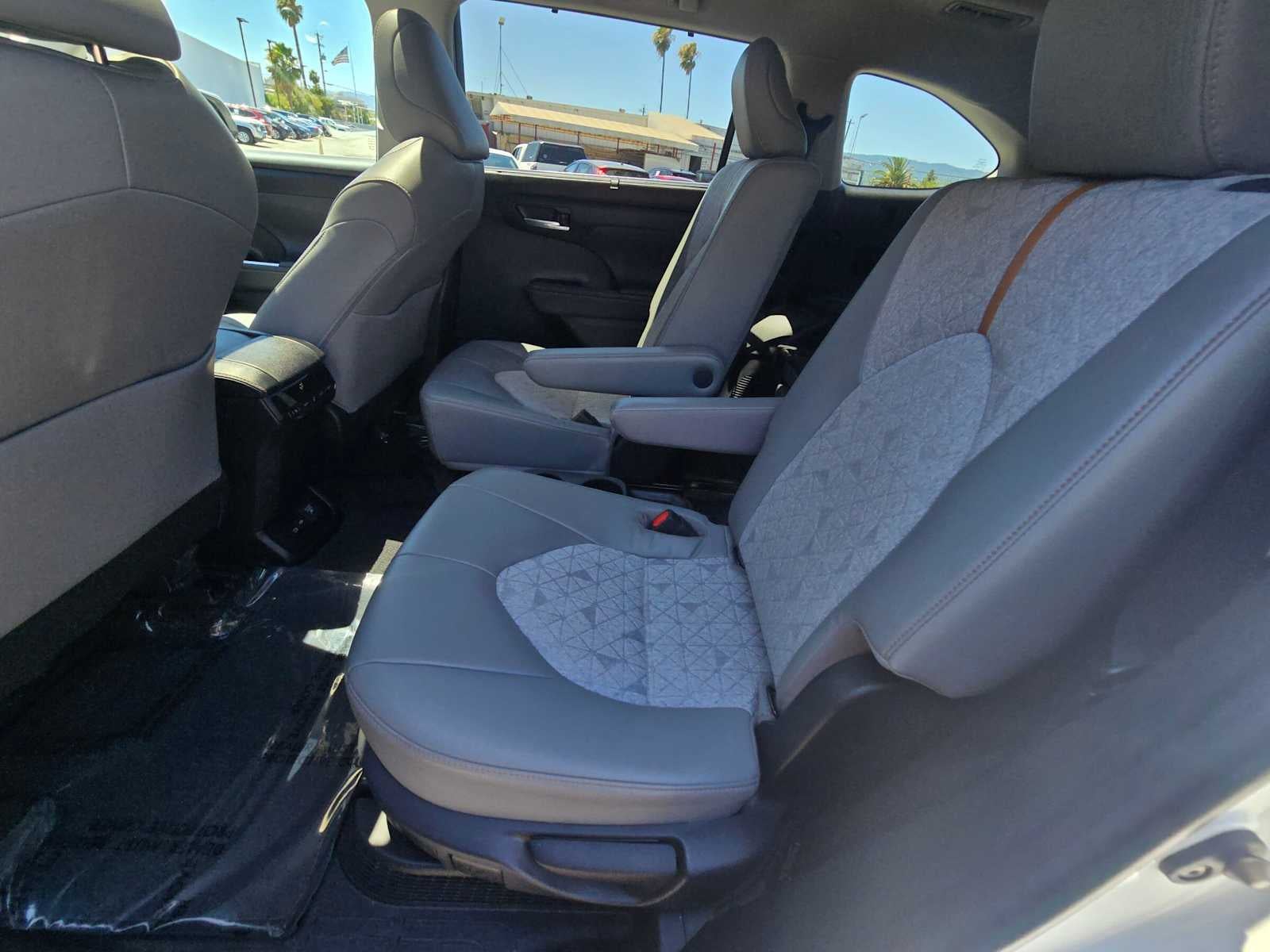 2023 Toyota Highlander Hybrid Bronze Edition