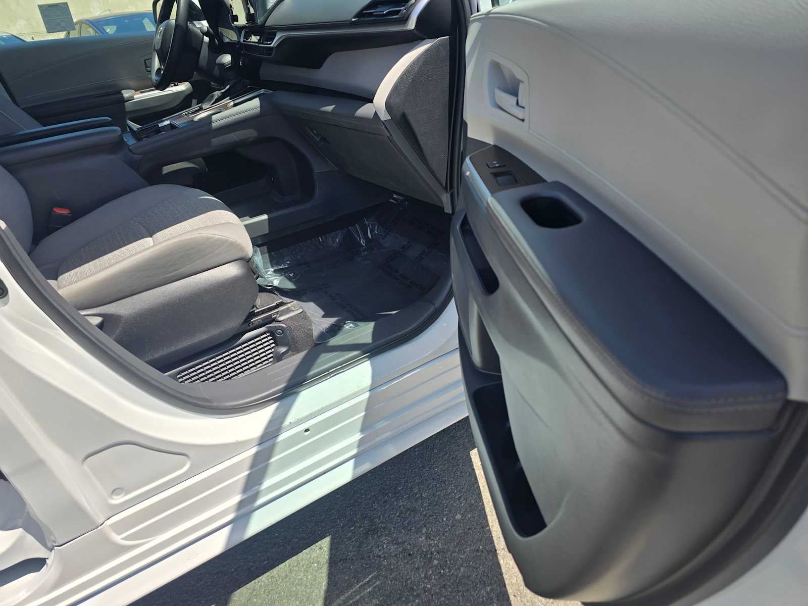 2024 Toyota Sienna LE - Photo 10