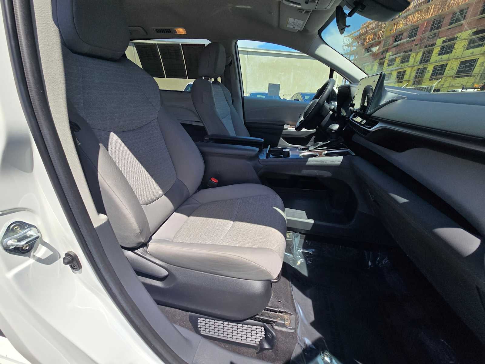 2024 Toyota Sienna LE - Photo 11