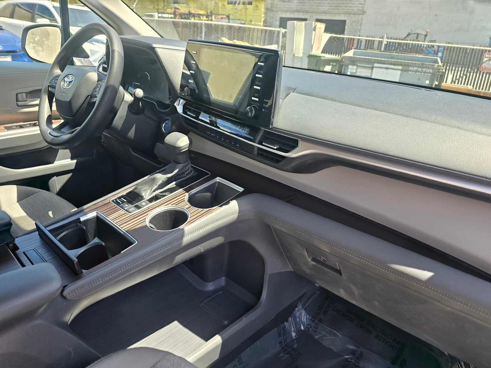 2024 Toyota Sienna LE - Photo 12