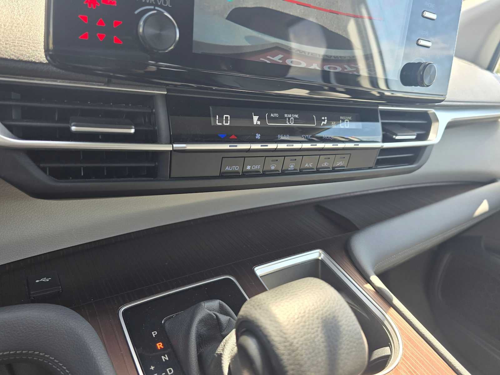 2024 Toyota Sienna LE - Photo 28