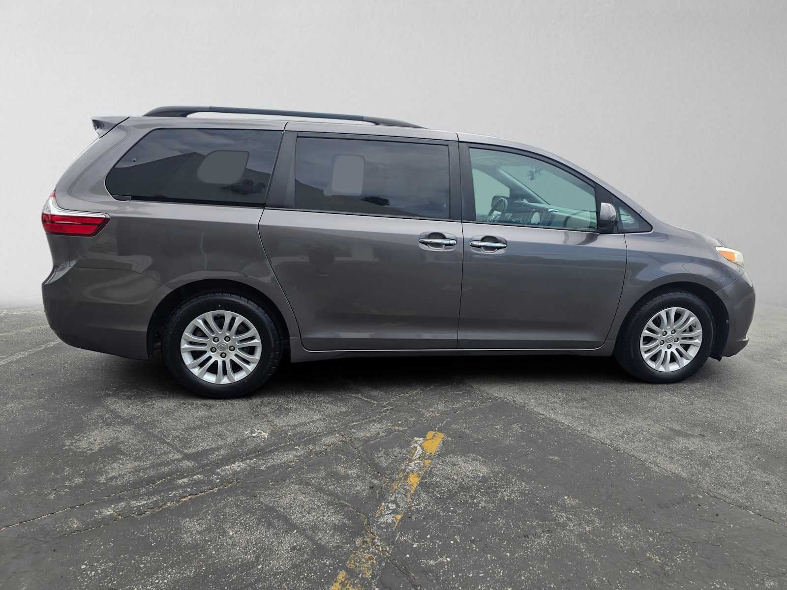 2017 Toyota Sienna XLE