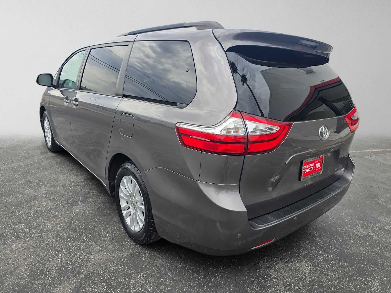 2017 Toyota Sienna XLE